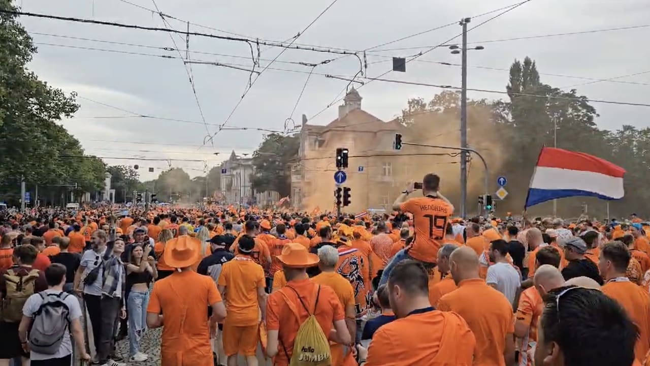 Duizenden fans van Oranje lopen samen naar Leipzig Stadium 