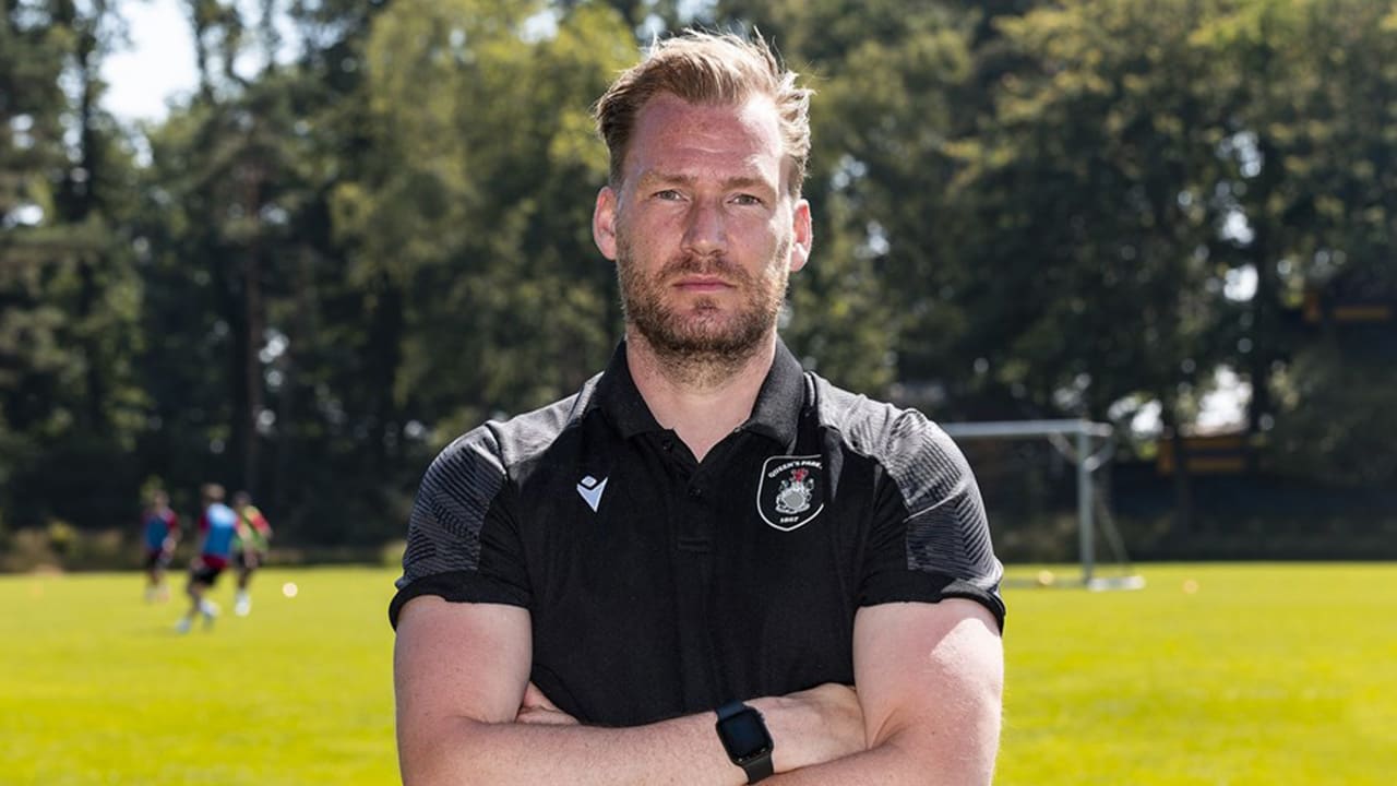 Ajax contracteert Marijn Beuker als nieuwe directeur voetbal