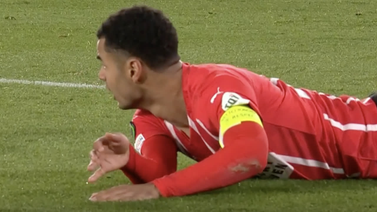 Gakpo gaat neer in strafschopgebied, maar krijgt geen penalty