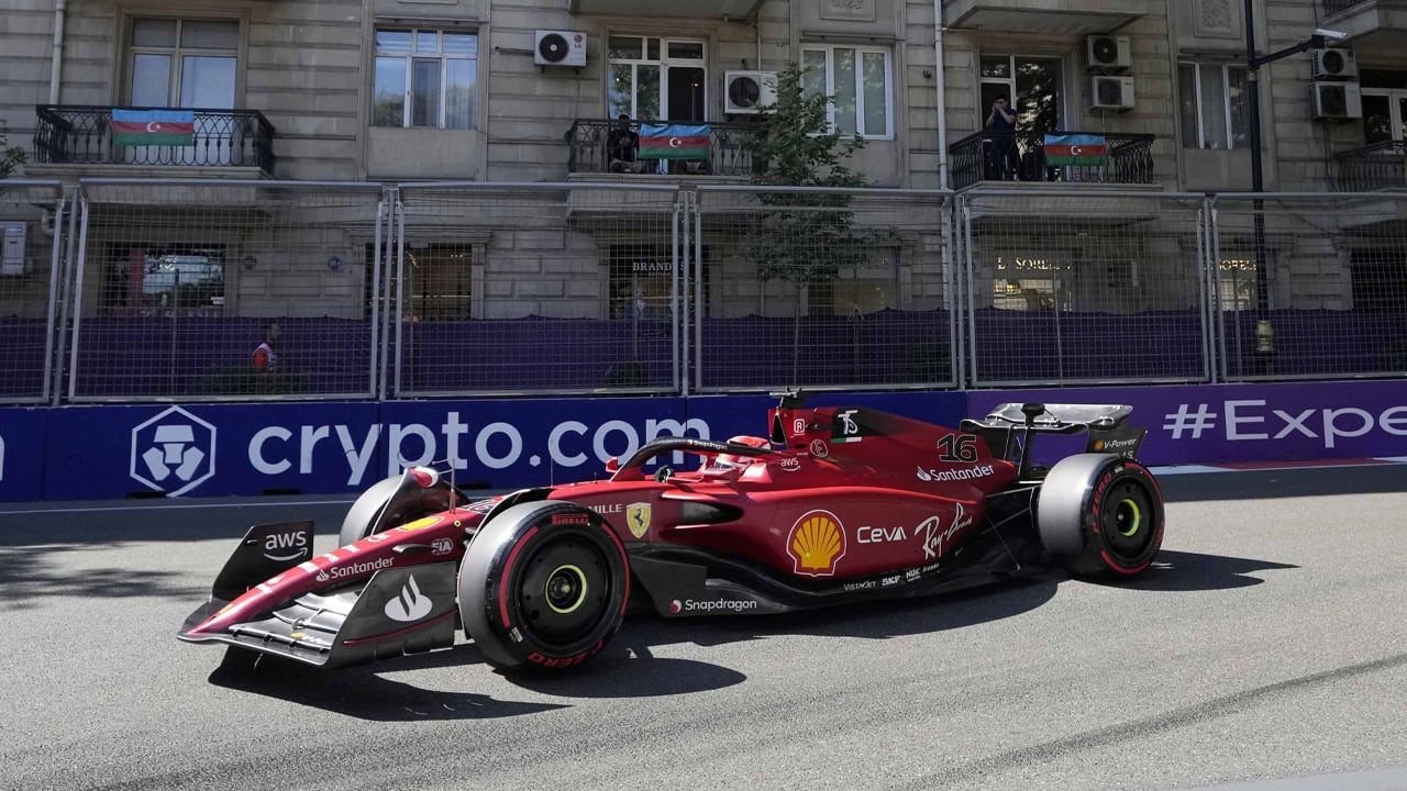 Leclerc pakt poleposition in Bakoe, Verstappen start als derde