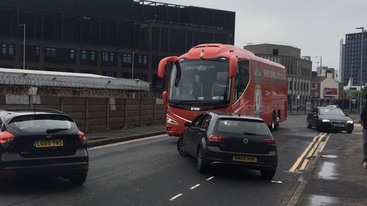 BIZAR! Boze Manchester United-fans blokkeren spelersbus van Liverpool