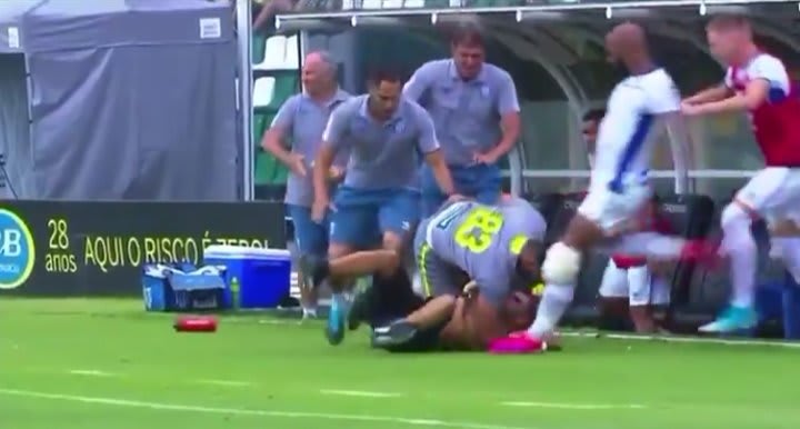 WTF! Bruno Silva schopt veldbestormer vol tegen het hoofd