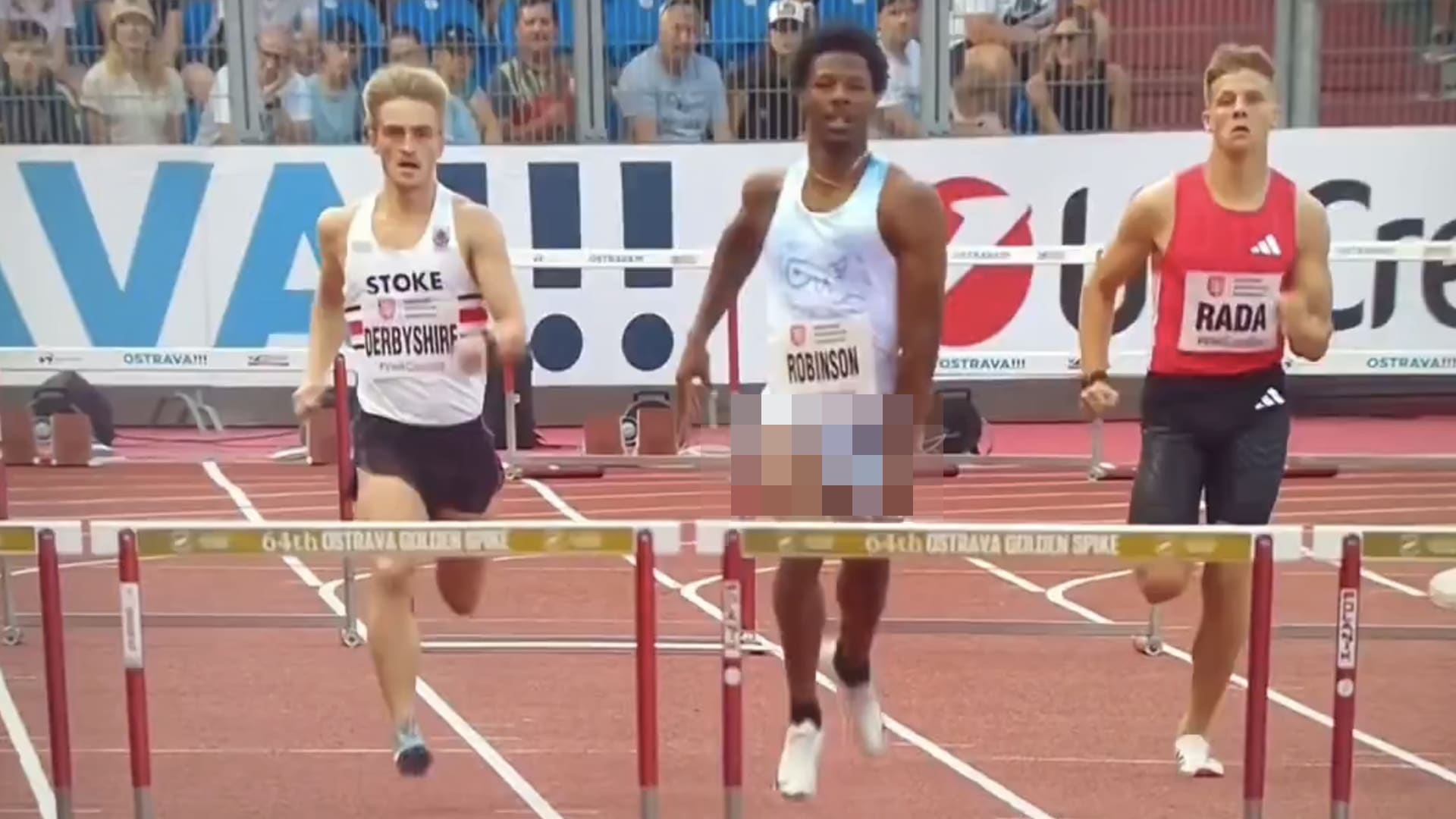 Video: Amerikaanse hordeloper laat iets te veel van zichzelf zien maar weet race wel te winnen