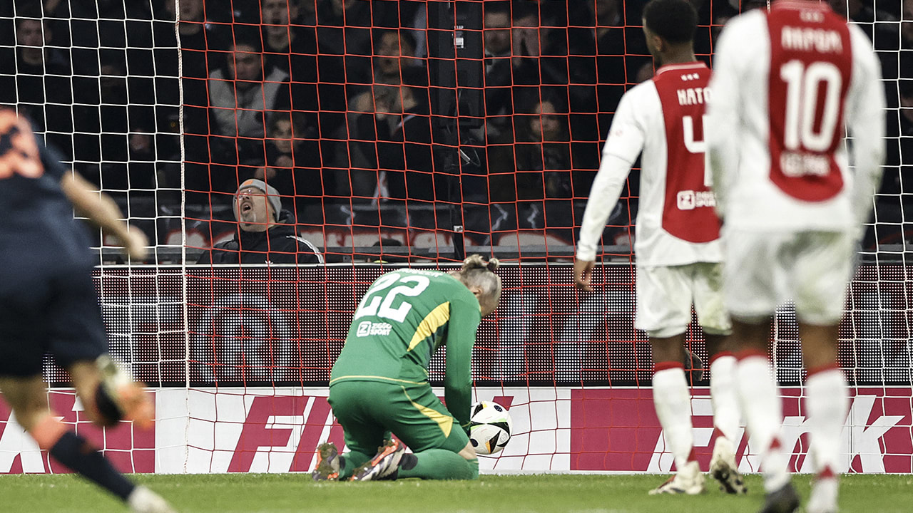 Ajax speelt gelijk tegen FC Utrecht door ongelukkige eigen goal van Pasveer