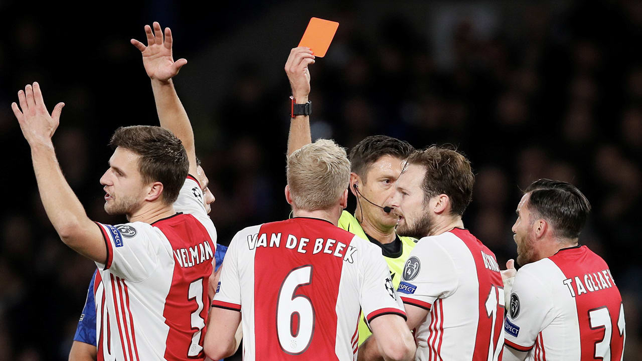 Scheidsrechters oordelen: 'Ajax is bestolen uit tegen Chelsea' 