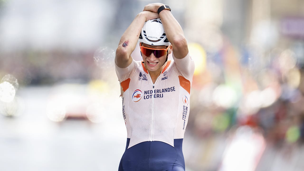 Mathieu van der Poel wint ondanks val wereldtitel en volgt Zoetemelk op