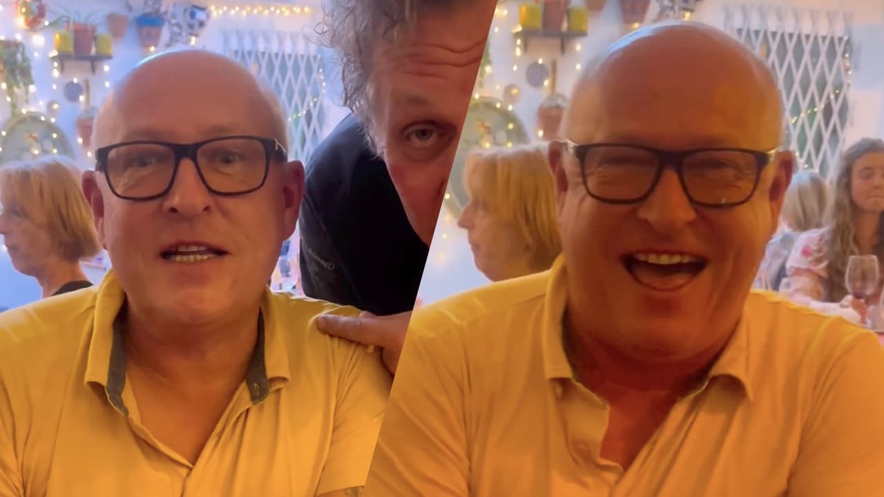 Video: Kees van der Spek spot opnieuw René look-a-like in Spanje