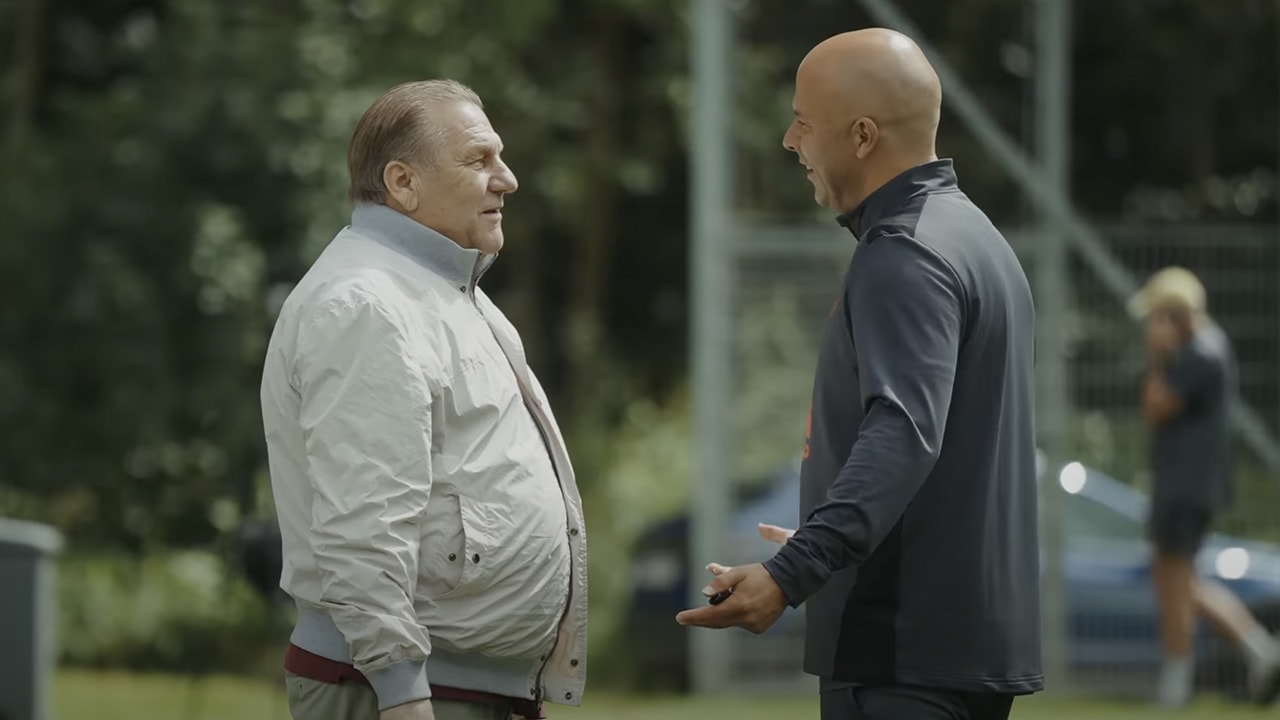 Video: Jan Boskamp in gesprek met Arne Slot bij trainingskamp van Feyenoord in Oostenrijk