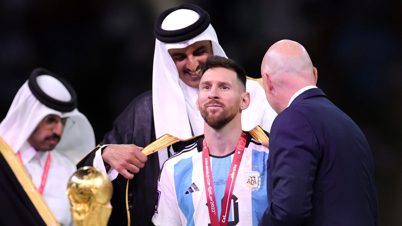 Waarom Lionel Messi een zwart gewaad kreeg bij de uitreiking van de WK-trofee
