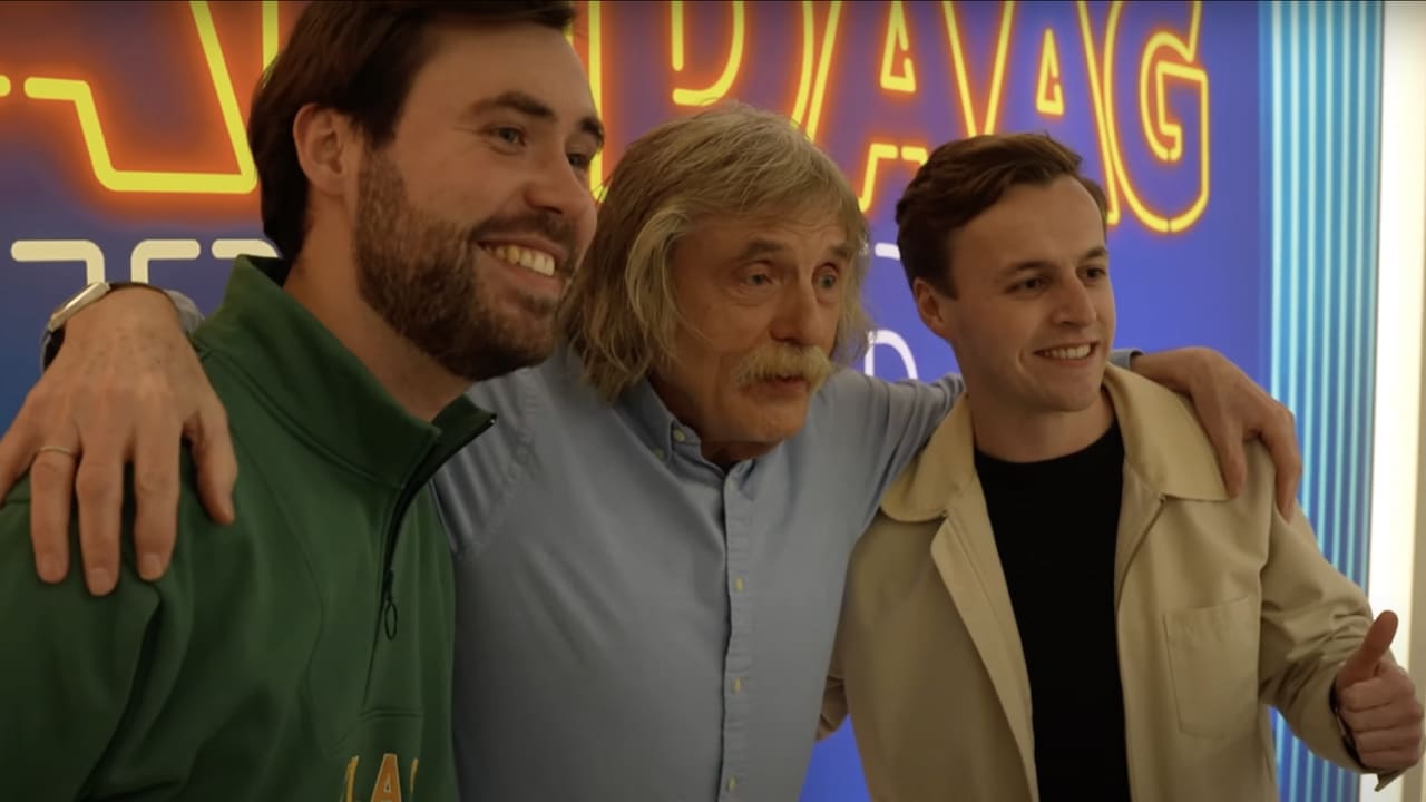 Bankzitters Raoul en Robbie op de foto met Johan Derksen in nieuwste video