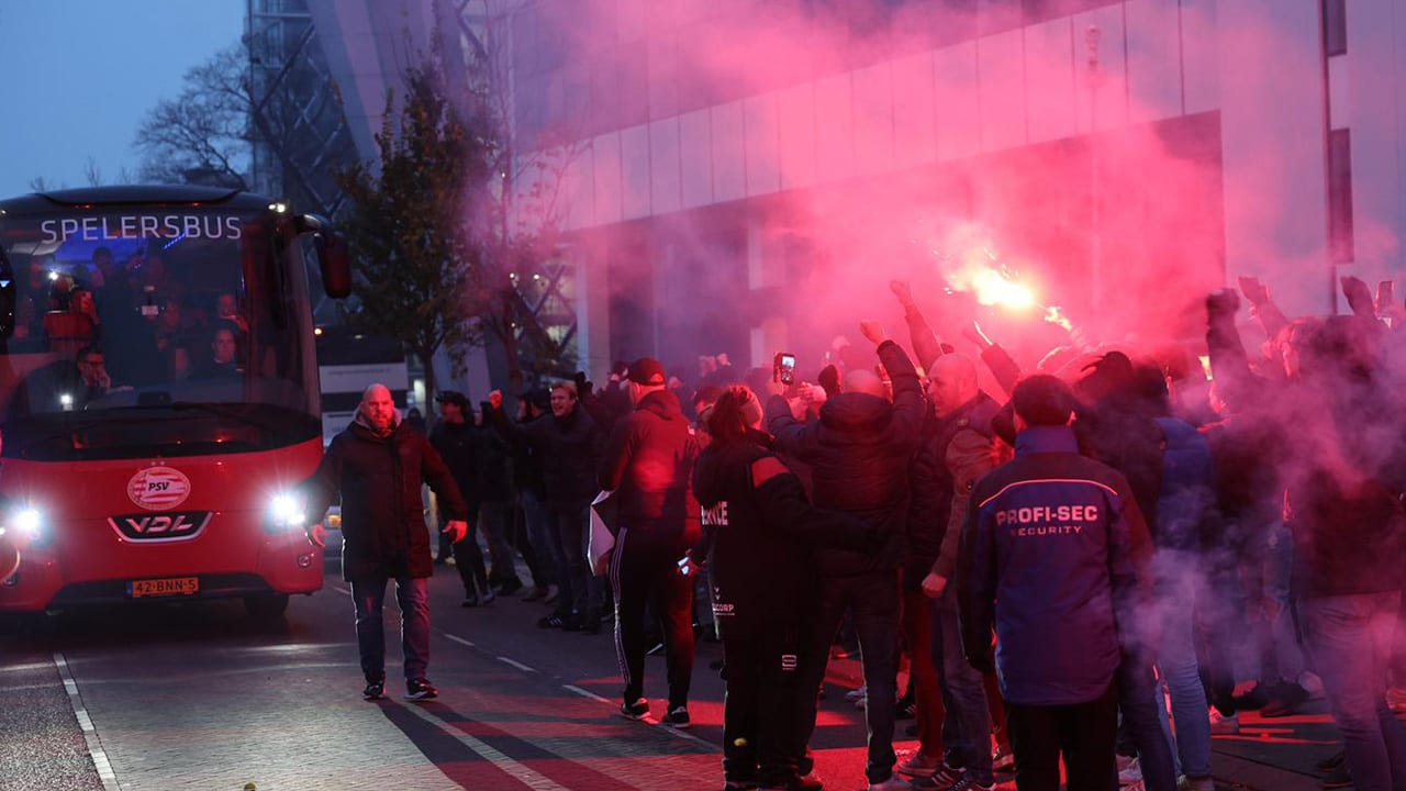 PSV-supporters wachten spelersbus op met sfeeractie in Eindhoven