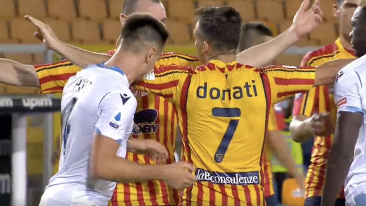 Lazio-verdediger Patric doet 'Suárezje' en ontvangt de rode kaart