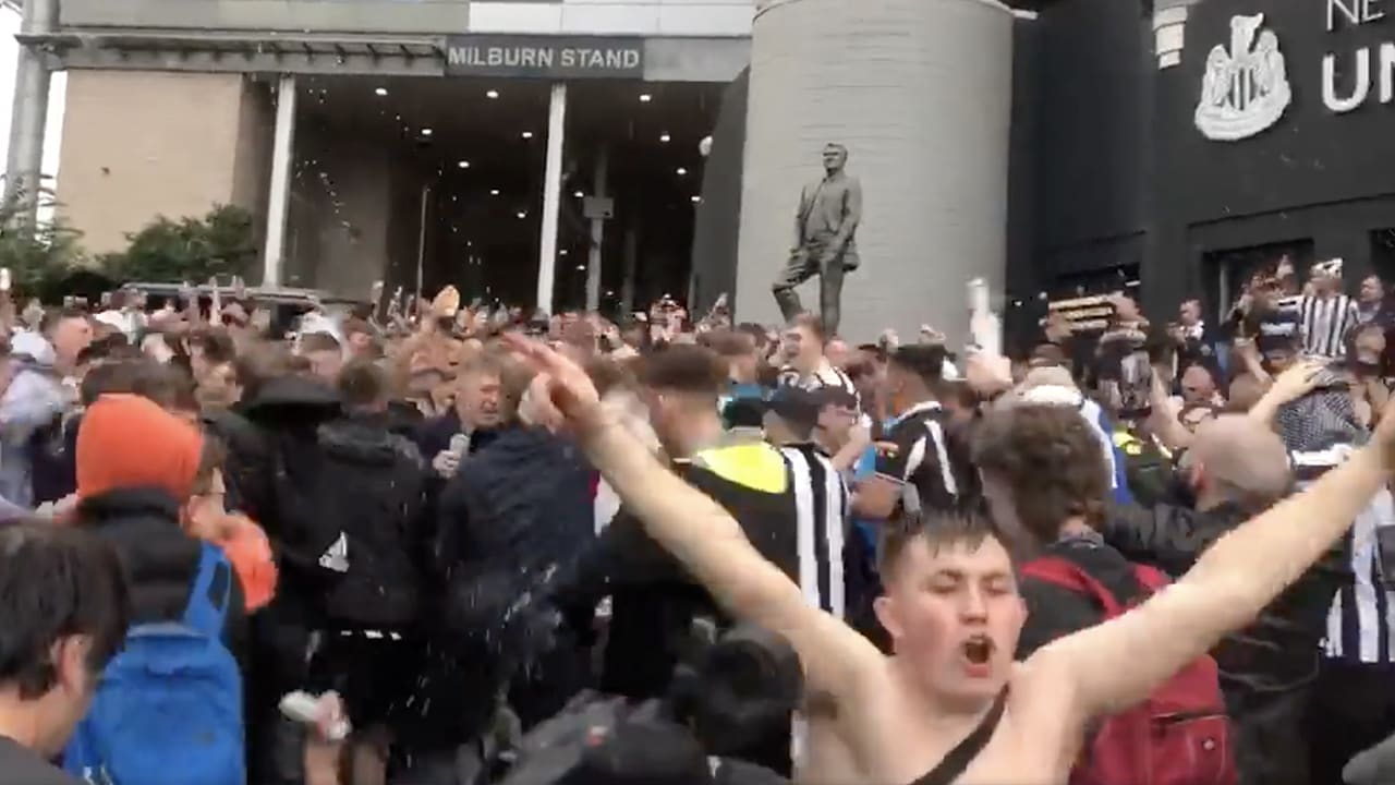 VIDEO: Newcastle-fans vieren groot feest bij St. James' Park na overname