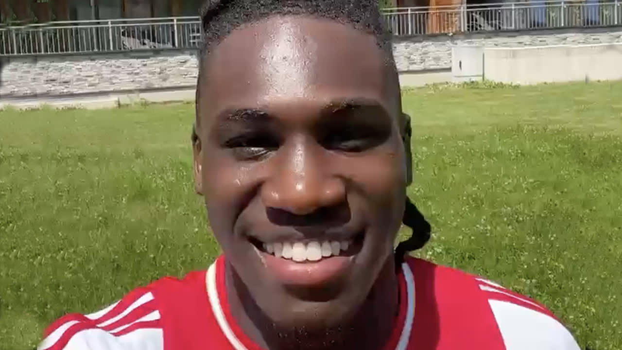 Bassey stelt zich op ludieke wijze voor aan Ajax-fans: 'Dag vriendjes en vriendinnetjes...'