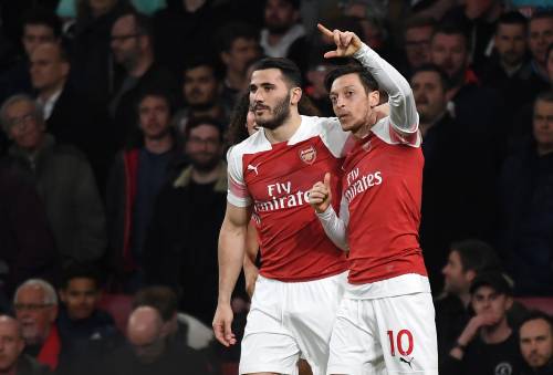 VIDEO: Kolasinac voorkomt overval op teamgenoot Özil