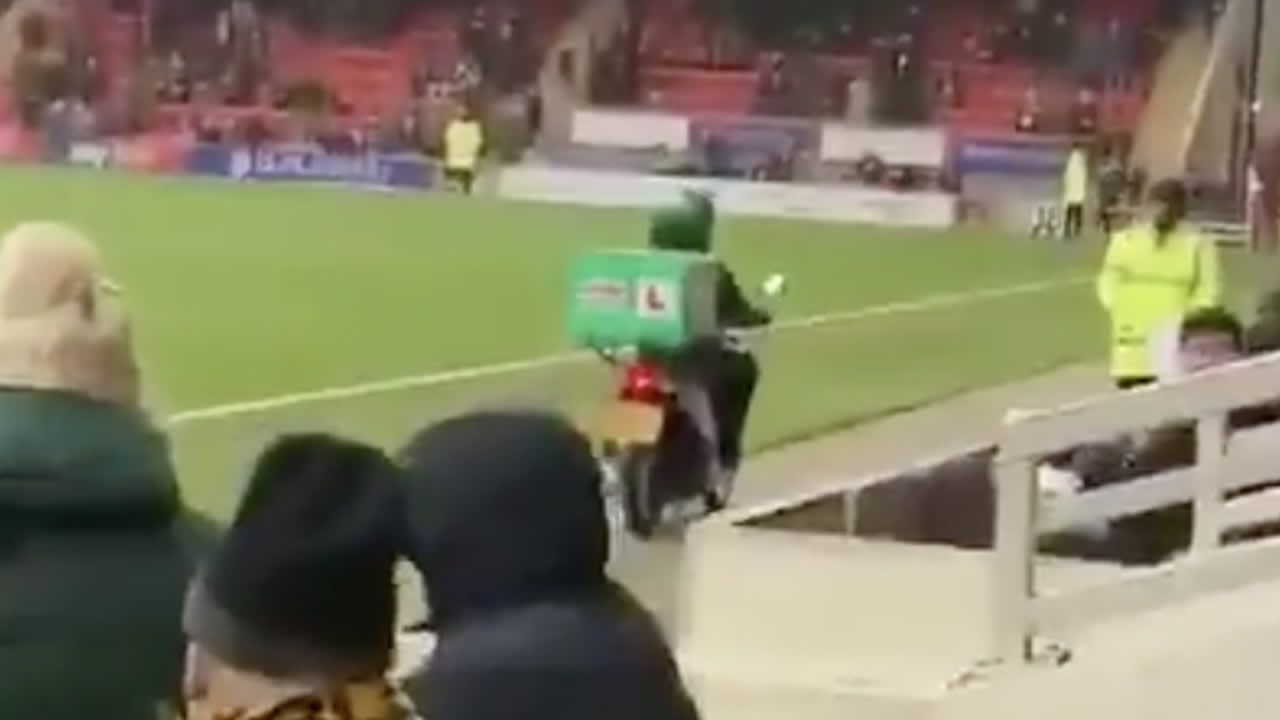 Supporter laat pizza bezorgen in stadion tijdens League Two-duel