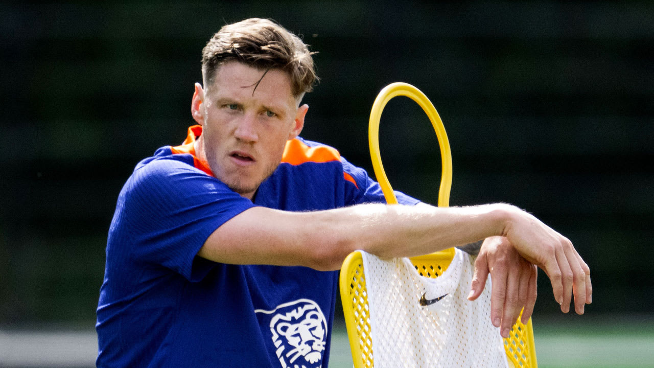 Wout Weghorst gooit shirt weg en verlaat boos training van Nederlands elftal