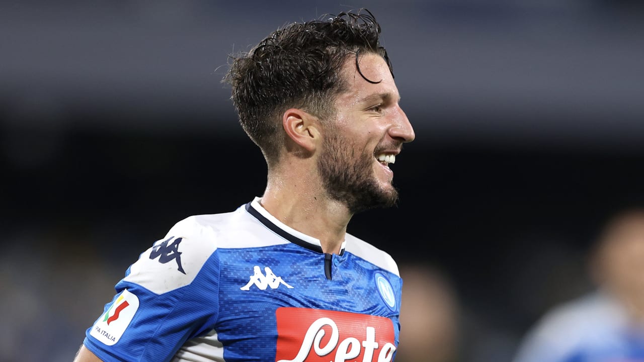 Voetballers Napoli eren topscorer Mertens met speciaal shirt