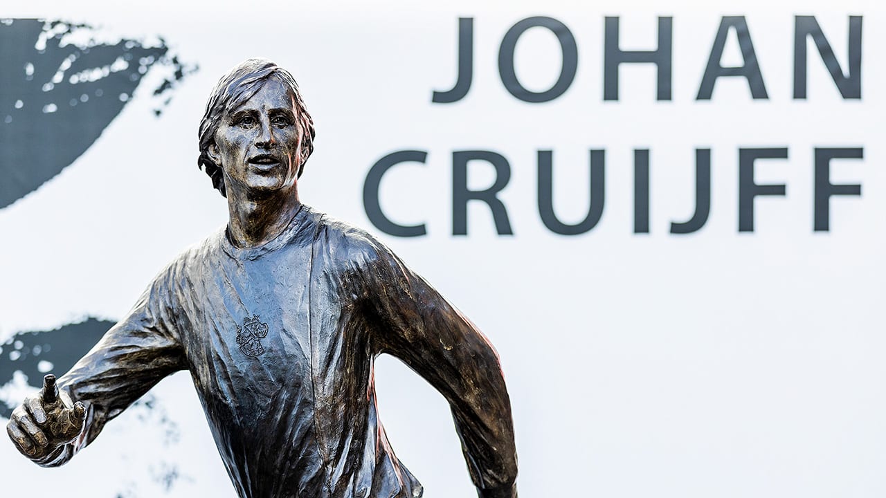 Levensgroot standbeeld Johan Cruijff voor ingang ArenA onthuld