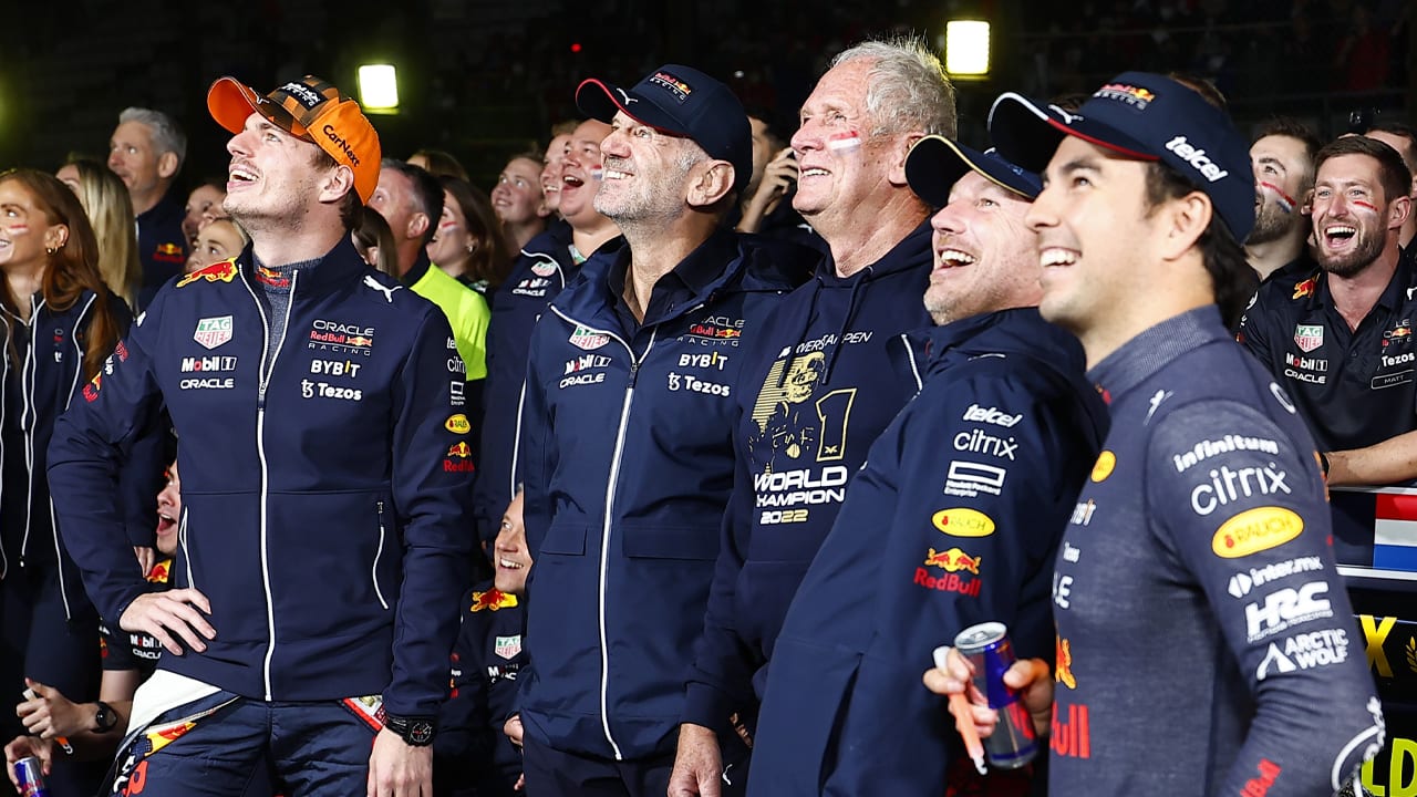 Red Bull stelt kampioensfeest Verstappen uit: 'We moeten om 20.00 een vlucht halen'