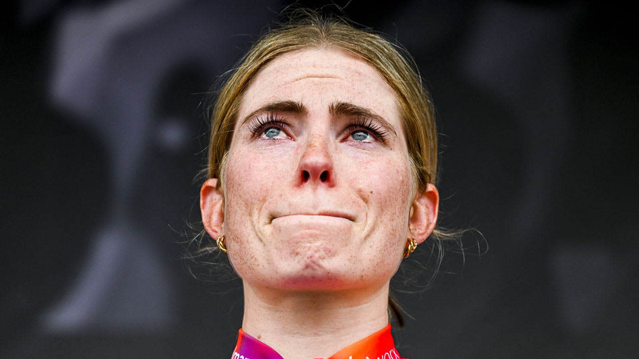 Demi Vollering krijgt forse tijdstraf in Tour de France Femmes: 'Ik weet niet zo goed wat ik hiermee moet'