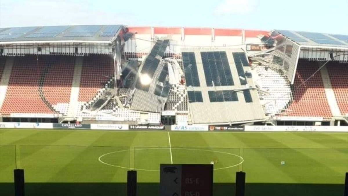 WOW! Dak van AZ-stadion ingestort