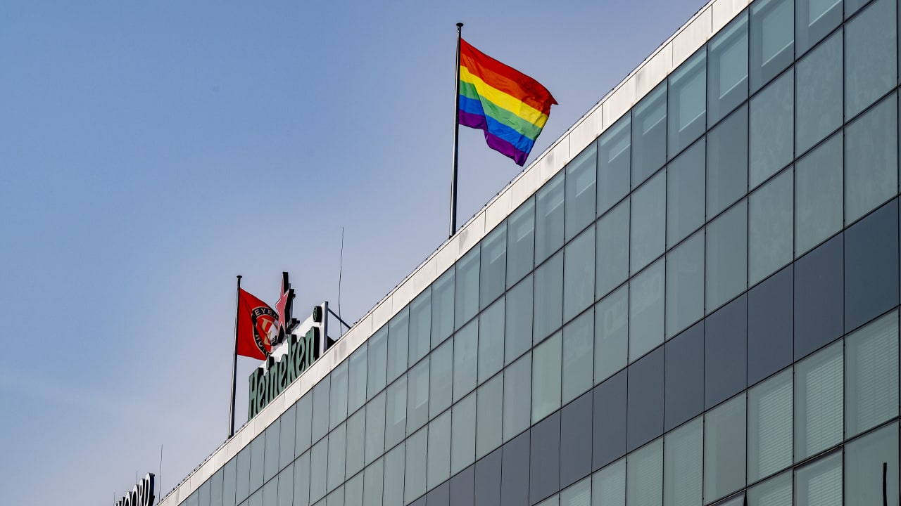 Feyenoord laat regenboogvlag wapperen bij De Kuip