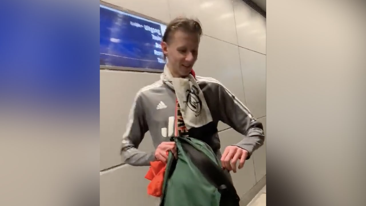 Video: Feyenoord-fan moet clubkleding uitdoen op Amsterdam Centraal 