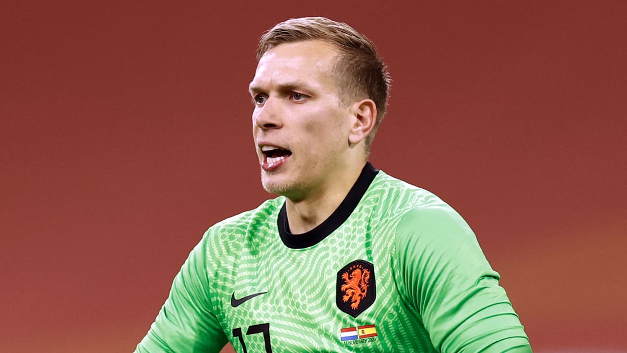 Oranje met veertien spelers op het veld in Zeist