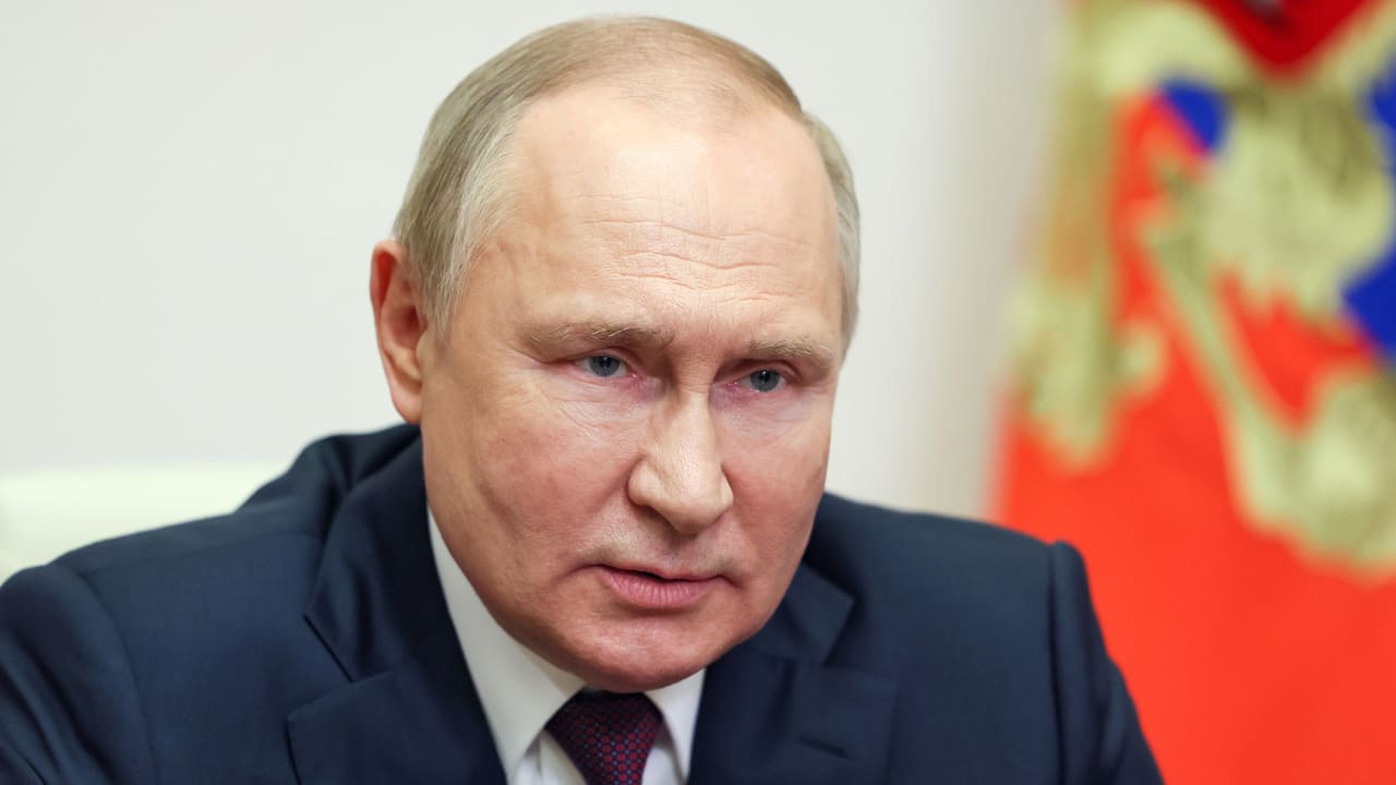 'Poetin ontsnapt aan moordaanslag en behandeld voor kanker'
