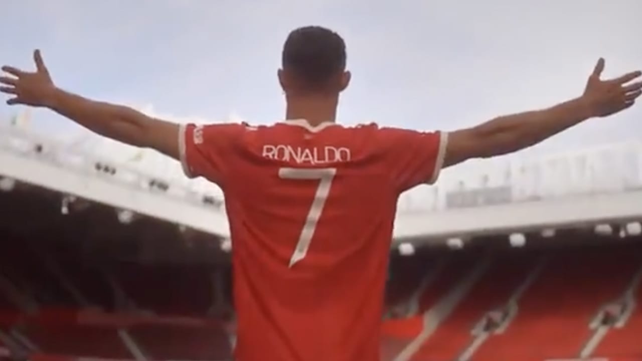 VIDEO: Ronaldo zet eerste stappen op het heilige veld van Old Trafford na terugkeer