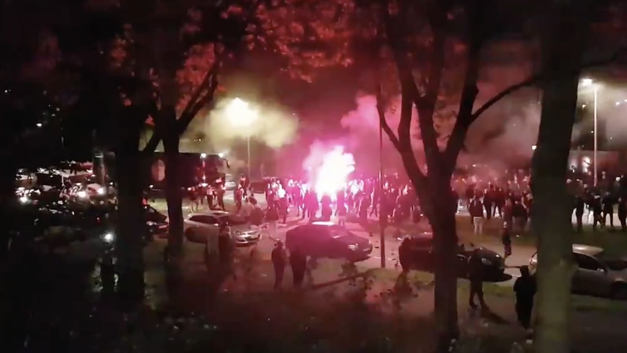 Feyenoord-fans wachten spelersbus massaal op en scanderen: 'Schaam je kapot!'