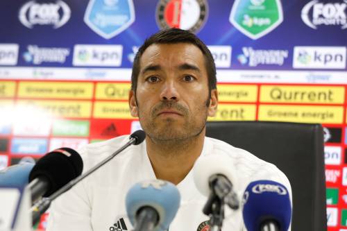 Verval baart Van Bronckhorst zorgen voor PSV