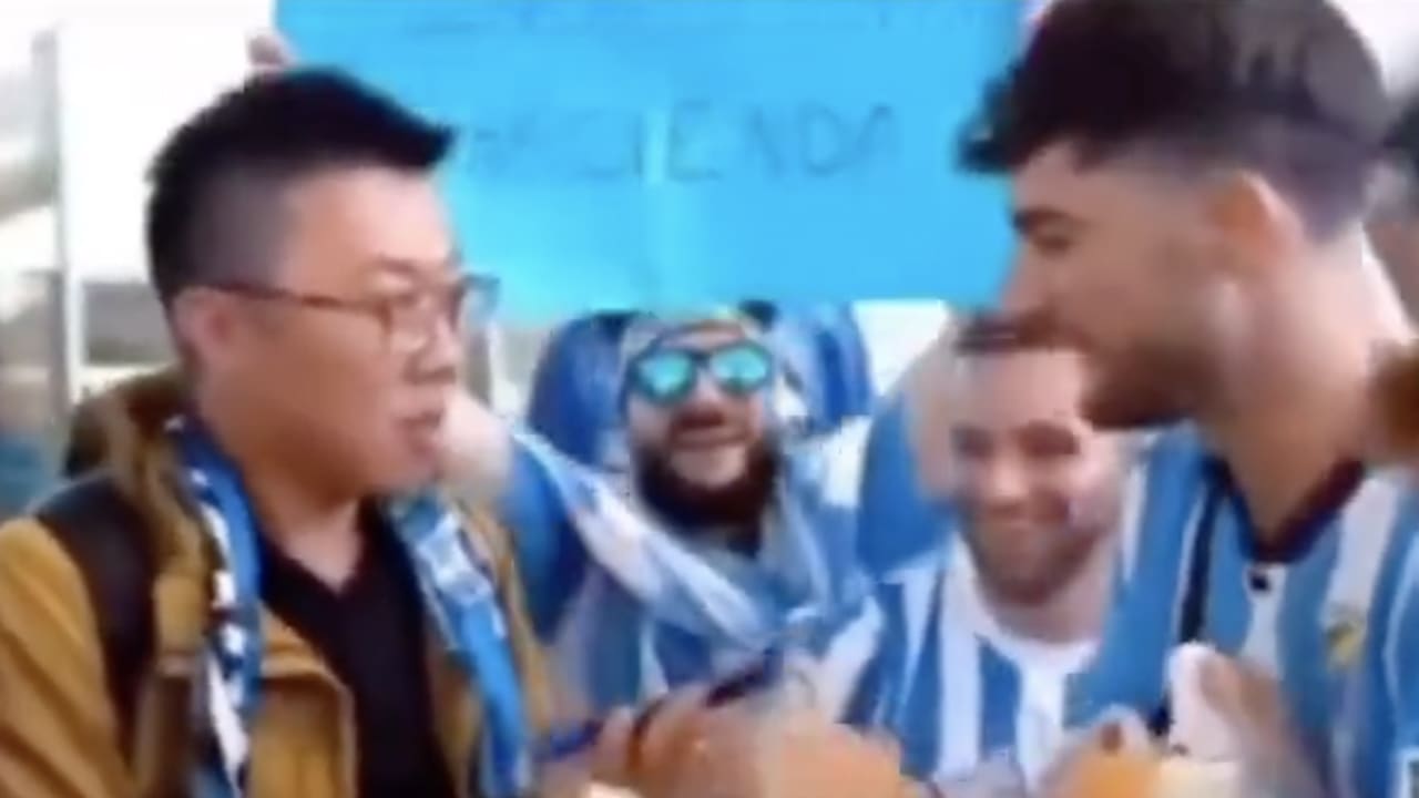 Video: Málaga-fans onthalen willekeurige reiziger op vliegveld als nieuwe speler