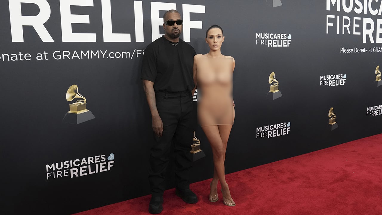 Video: Bianca Censori, vrouw Kanye West, poseert 'naakt' op rode loper Grammy Awards