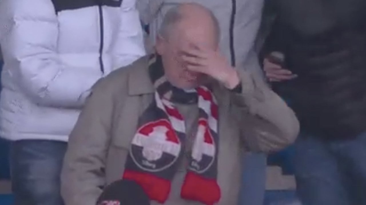 De fans zijn weer terug: zichtbare emotie bij Willem II-supporter