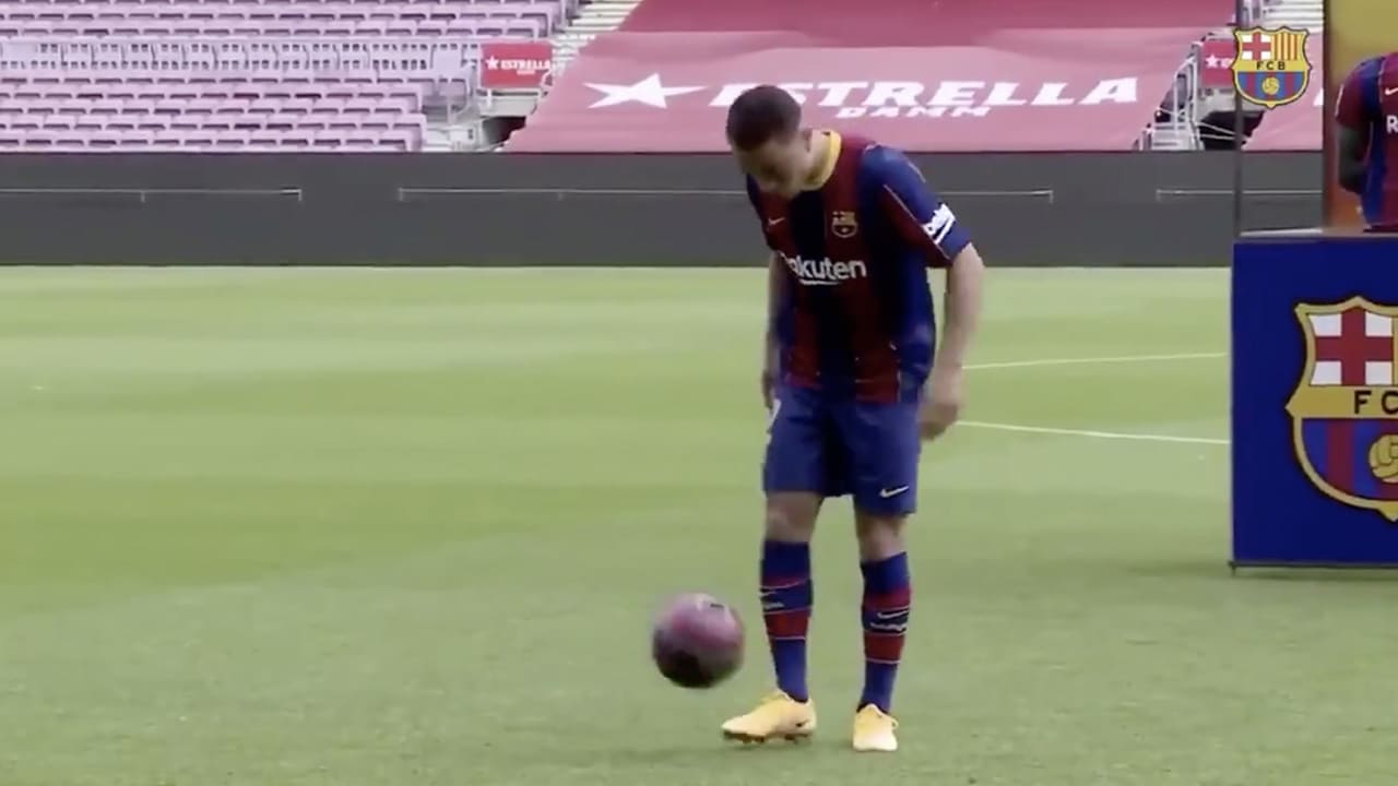 Dest verliest balcontrole bij Barça-presentatie