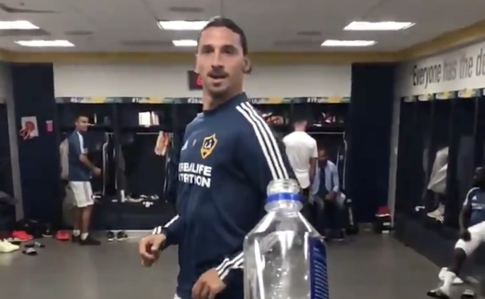 Zlatan doet #BottleCapChallenge