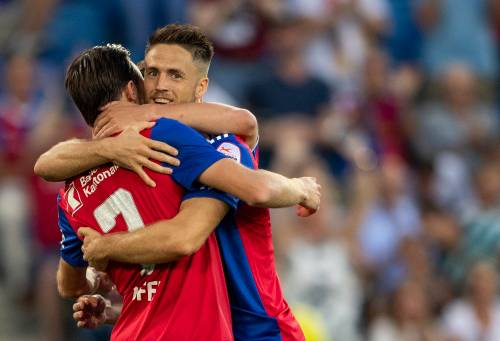 Van Wolfswinkel houdt FC Basel in de race