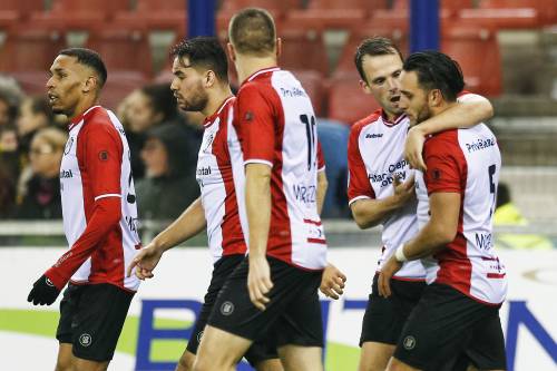 Emmen geeft FC Twente geen schijn van kans