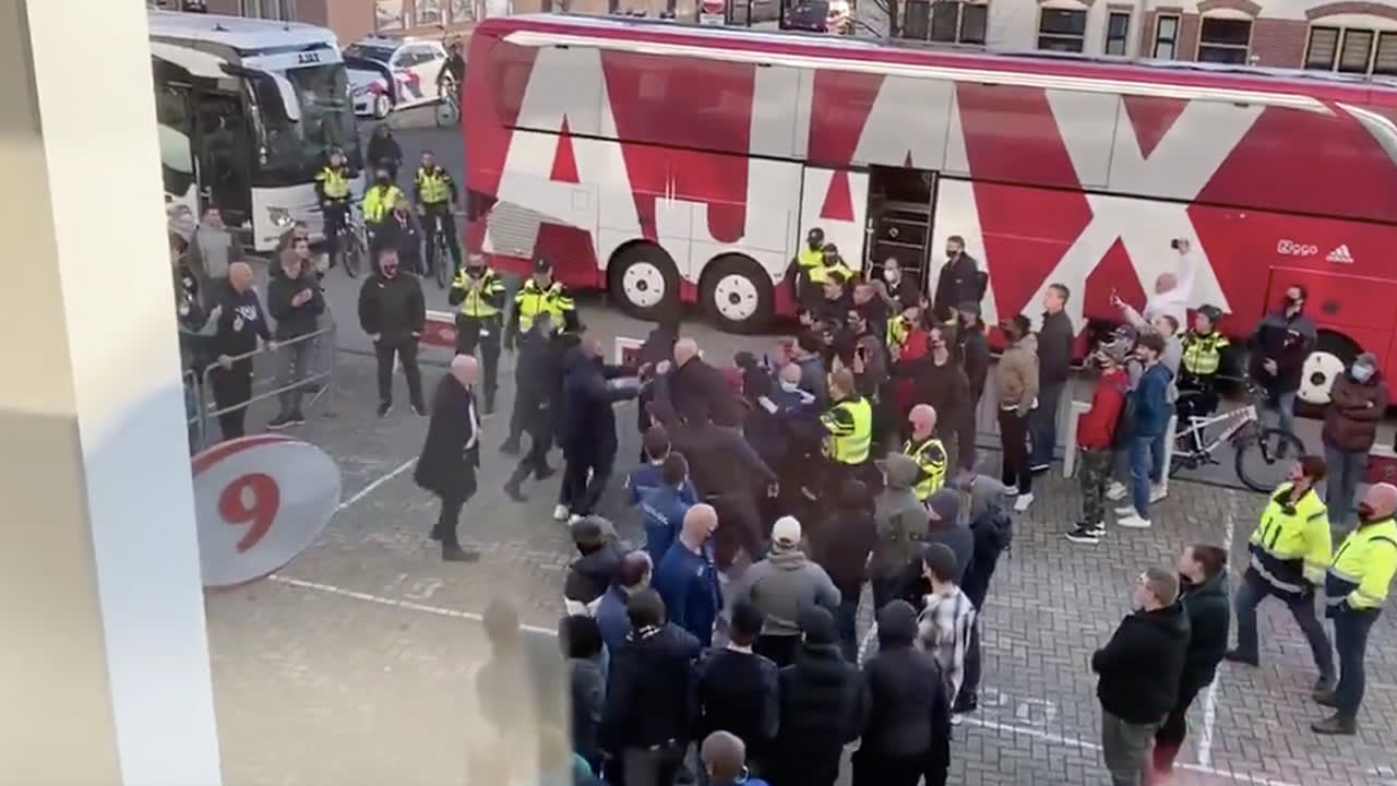 PSV-supporters woest op Tadic na PSV-Ajax