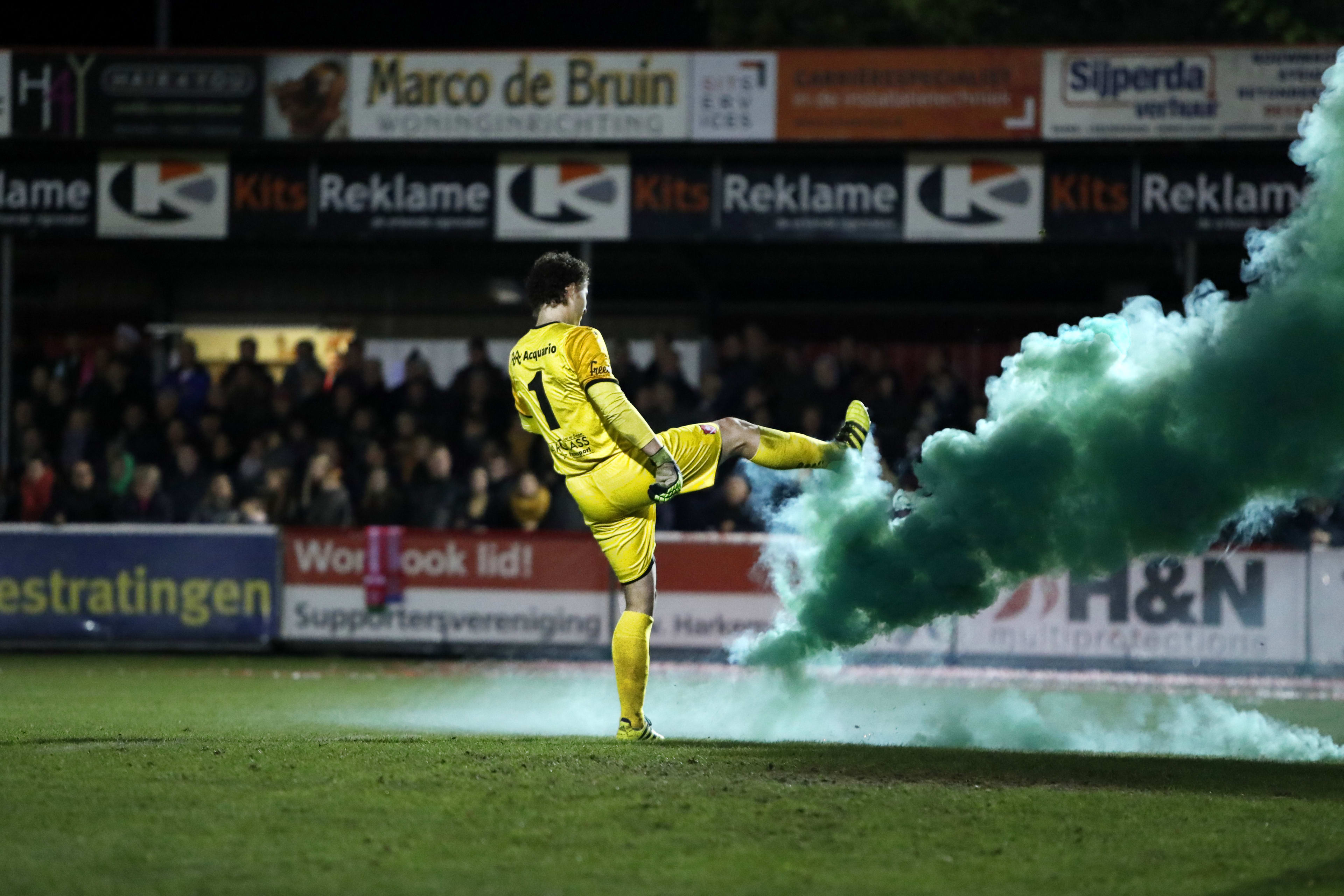 Harkemase Boys - FC Groningen stilgelegd vanwege vuurwerk 