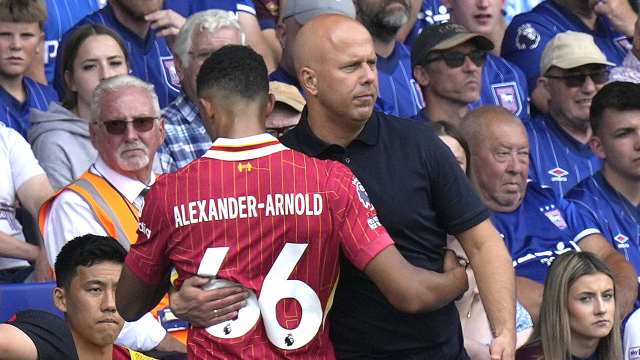Arne Slot debuteert in Premier League met zege bij Ipswich Town