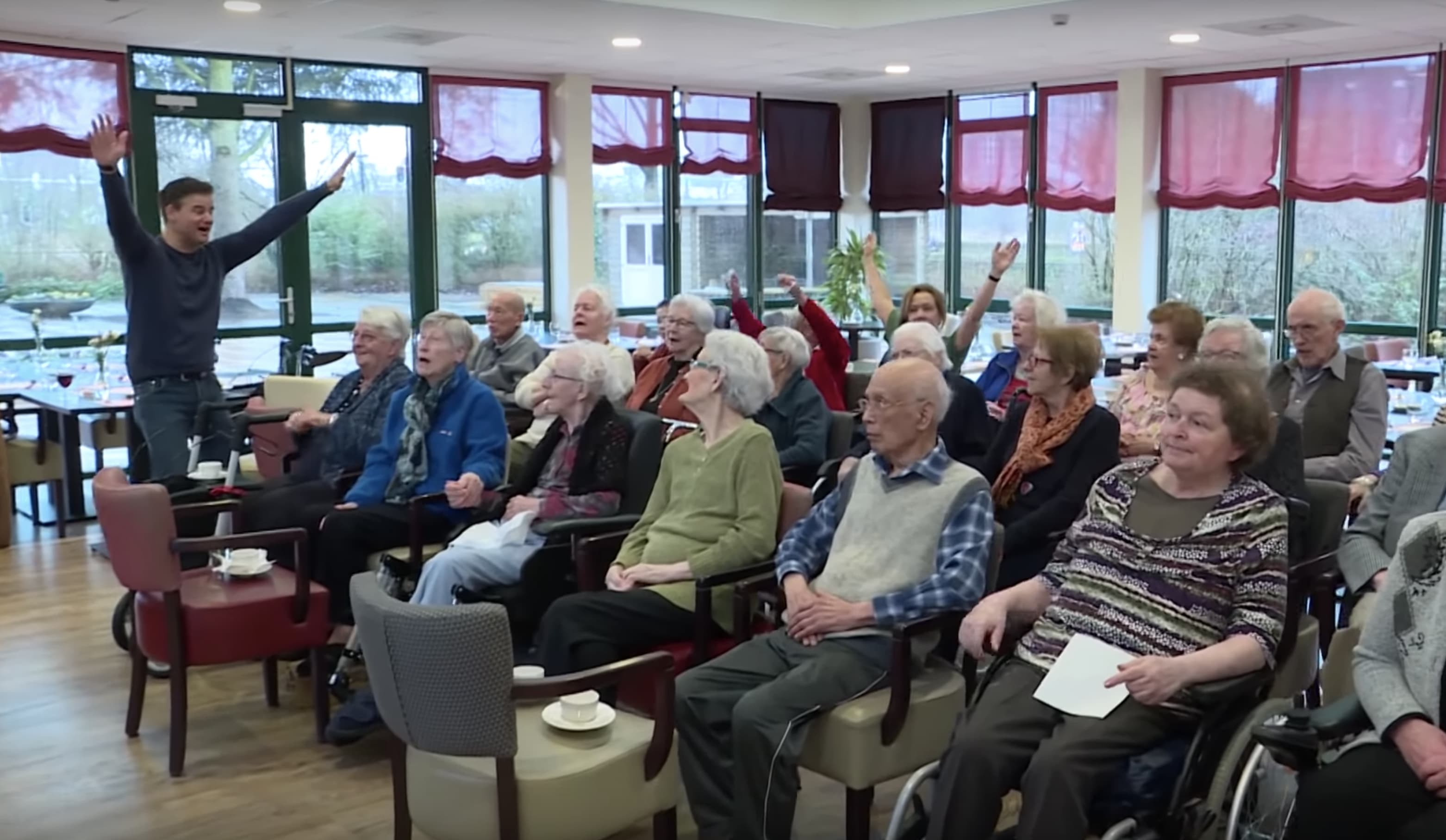 Wilfred zingt voor ouderen in verzorgingshuis: 'Ik ben alle schaamte voorbij'