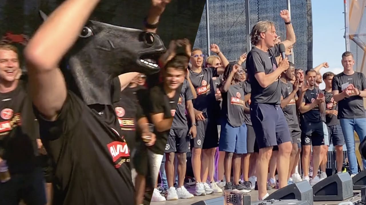 Video: Alex Pastoor steelt de show bij huldiging Almere City: 'We doen een Duits liedje jongens'