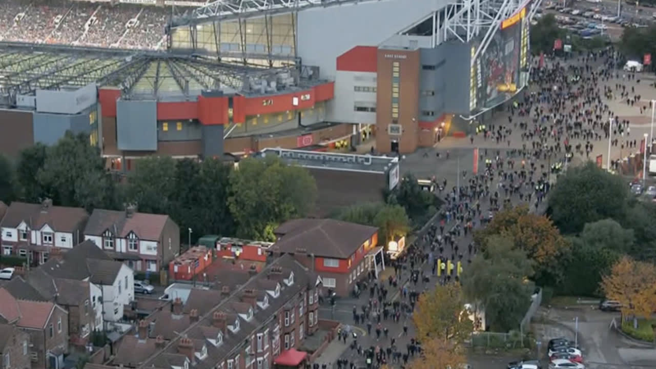 Liverpool haalt uit op Old Trafford, United-fans verlaten stadion massaal tijdens wedstrijd