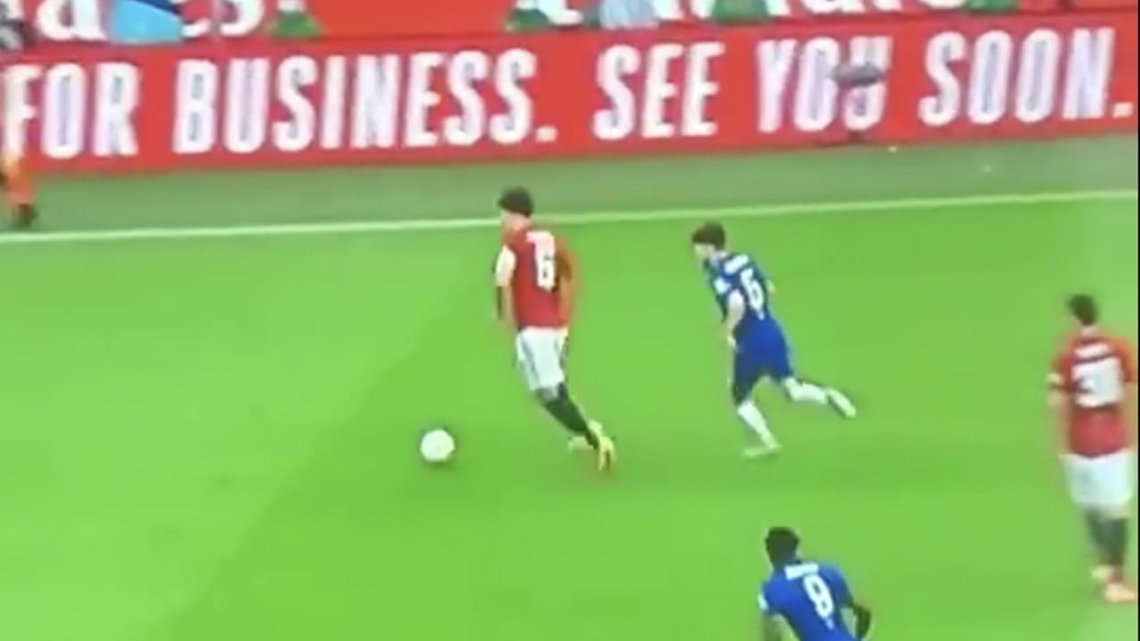 'Man van 87 miljoen' Maguire stuntelt in onnavolgbare dribbel