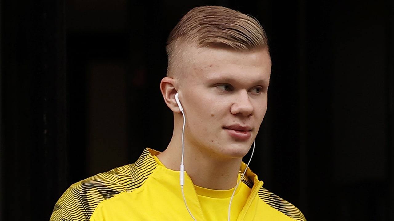 Voetballers Dortmund in groepjes van twee terug op het veld