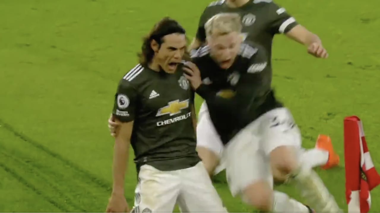 VIDEO - Van de Beek dolblij na winnende goal van Cavani in blessuretijd