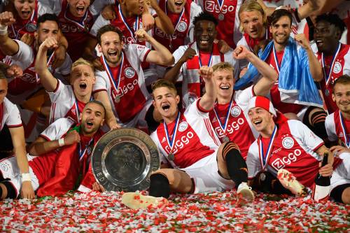 Ajax draagt 34e landstitel op aan Appie: 'Deze is voor jou' 